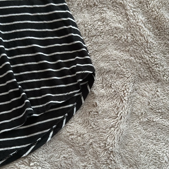 Abercrombie & Fitch Black and White Striped V-Neck - Picture 4 of 5